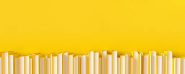 Sarı arkaplanda bir sıra sarı kitap
