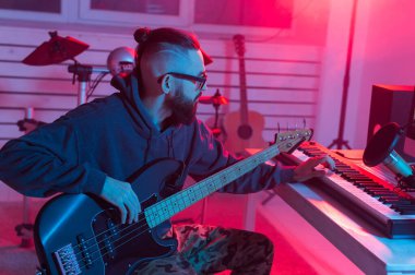 Müzisyen ve müzik konsepti - Kayıt stüdyosunda çalışan erkek ses üreticisi