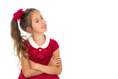 Küçük kız dizlerinin üstünde.