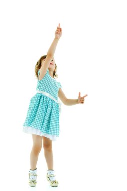 Küçük kız parmağıyla işaret ediyor