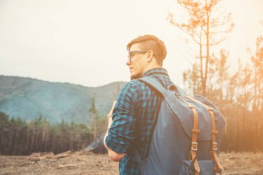 Gezgin gezgin genç adam.