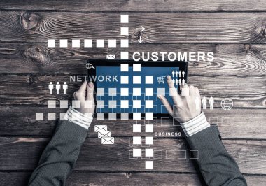 Tablet cihazlı kahve fincanı ve medya kullanıcı arayüzüne sahip iş yeri