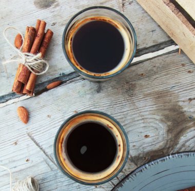 Arka plan için fincanlardaki lezzetli kahvenin yakın plan çekimi.