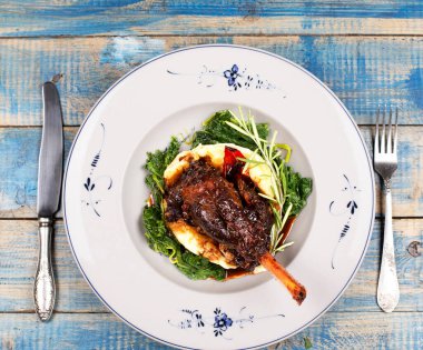 Arka planda pirzola ve patates püresinin yakın plan çekimi.