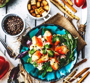 Arka planda yengeç çubukları olan lezzetli salatadan yakın çekim.