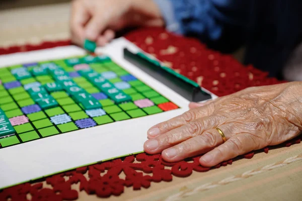 Crosswords for Elderly, help improve memory & brain