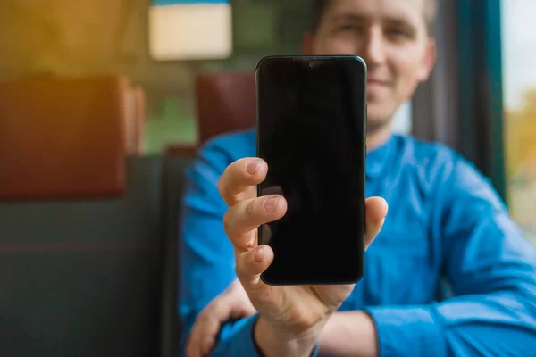Kille Blå Skjorta Håller Mobiltelefon Med Svart Skärm För Text — Stockfoto