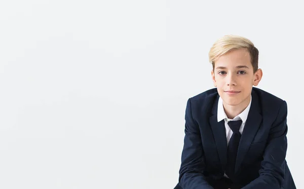 Portrét Stylového Školáka Teenager Bílé Košili Bundě Bílém Pozadí — Stock fotografie