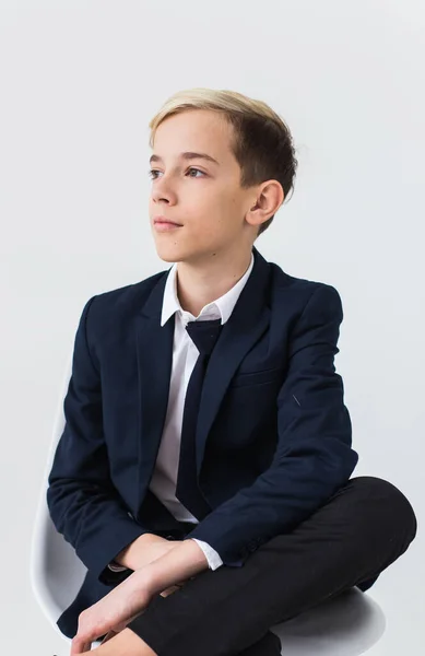 Porträtt Snygg Skolpojke Tonåring Vit Skjorta Och Jacka Mot Vit — Stockfoto
