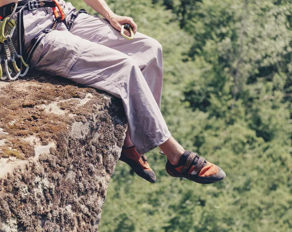 崖の端に座っている登山家 — ストック写真