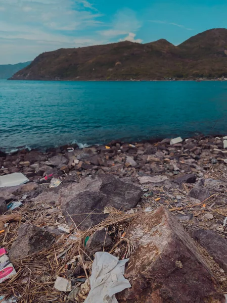 Περιβαλλοντική Καταστροφή Οικολογική Ρύπανση Σκουπίδια Διασκορπισμένα Στα Υπόγεια Απόβλητα Κοντά — Φωτογραφία Αρχείου
