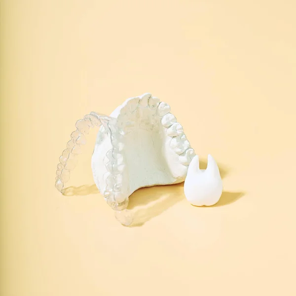 Tema Dental Ortodoncia Sobre Fondo Amarillo Alineadores Dentales Invisibles Transparentes — Foto de Stock