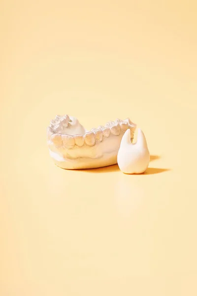 Ортодонтическая Стоматологическая Тема Желтом Фоне — стоковое фото