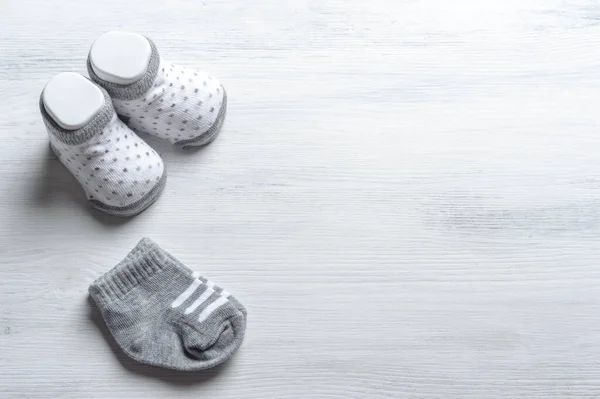 Neue Babysocken Und Schuhe Auf Holzgrund — Stockfoto