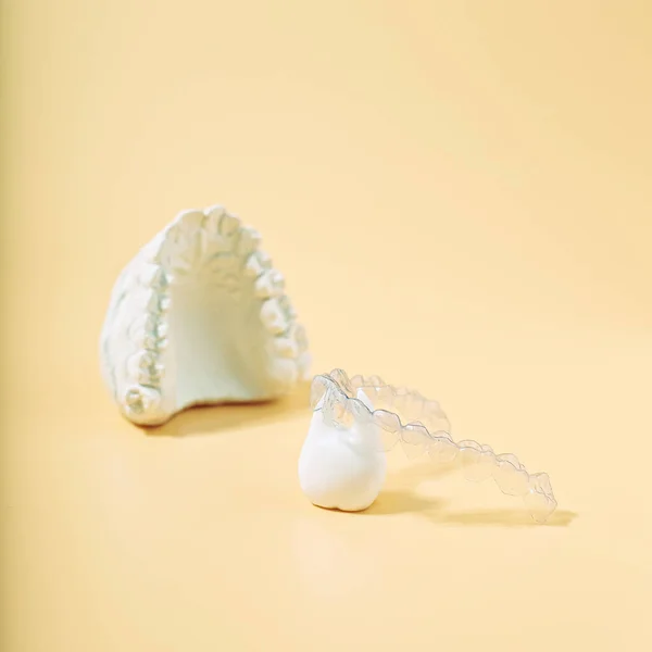 Ortodontyczny Motyw Stomatologiczny Żółtym Tle — Zdjęcie stockowe