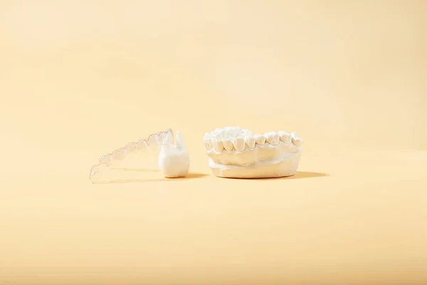 Ortodonti Dentala Tema Gul Bakgrund Transparenta Osynliga Tandställning Eller Tandställning — Stockfoto