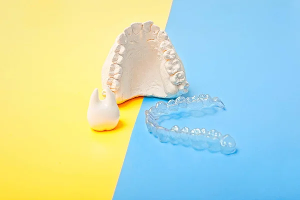 Ортодонтическая Стоматологическая Тема Синем Желтом Фоне Прозрачные Невидимые Зубные Выравниватели — стоковое фото