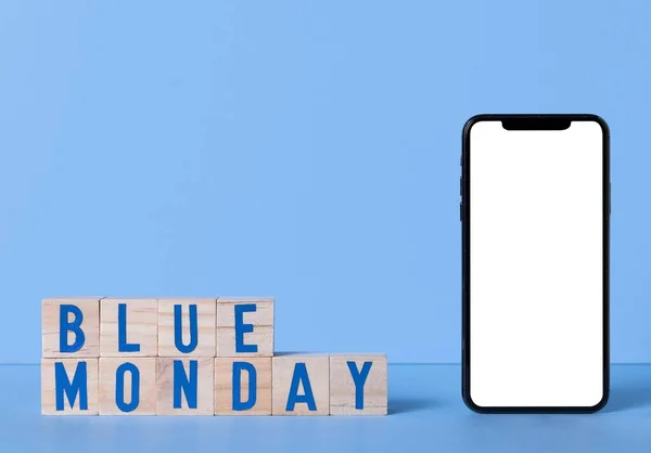 Синий Понедельник Смартфоном Деревянными Кубиками — стоковое фото