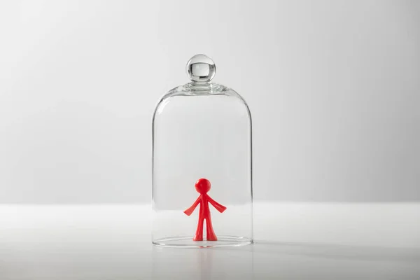 Plastikowa Figura Człowieka Pod Szklaną Osłoną Koncepcja Samotności Depresji Izolacji — Zdjęcie stockowe