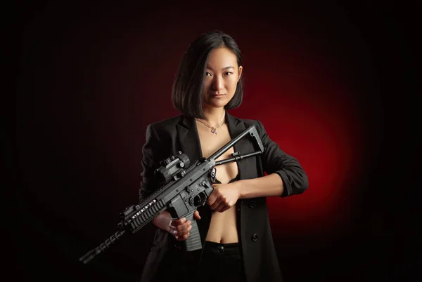 Asiatisk Kvinna Jacka Med Automatgevär Händerna Maffiakämpe — Stockfoto