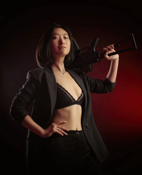 Asiatisk Kvinna Jacka Med Automatgevär Händerna Maffiakämpe — Stockfoto
