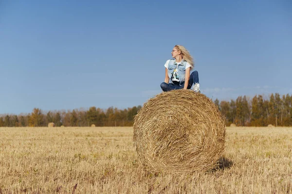 Schöne Dorfbewohnerin Posiert Jeans Auf Einem Heuballen Auf Einem Feld — Stockfoto