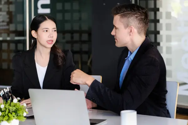 Female Advisor Recommending Way Market Male Business Owners Restructure Investments — Stock Photo, Image