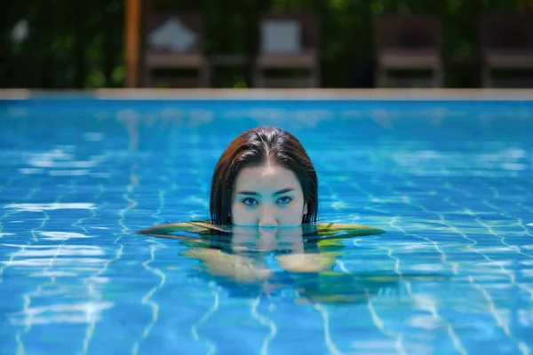 Krásná Mladá Asijská Žena Bazénu Relaxační — Stock fotografie