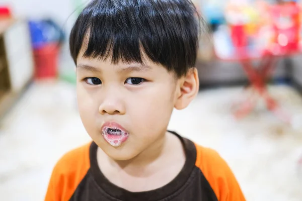 Małe Dziecko Rozkoszuje Się Pianą Śliny Plującej Ust — Zdjęcie stockowe