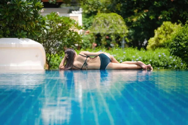 Havuzda Dinlenen Güzel Asyalı Bir Kadın — Stok fotoğraf