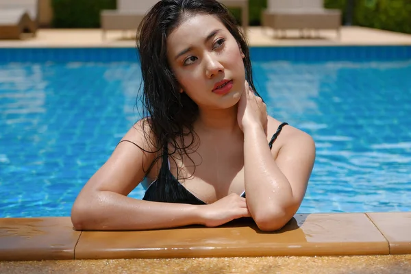 プールで美しい南東アジアの女性リラックス — ストック写真