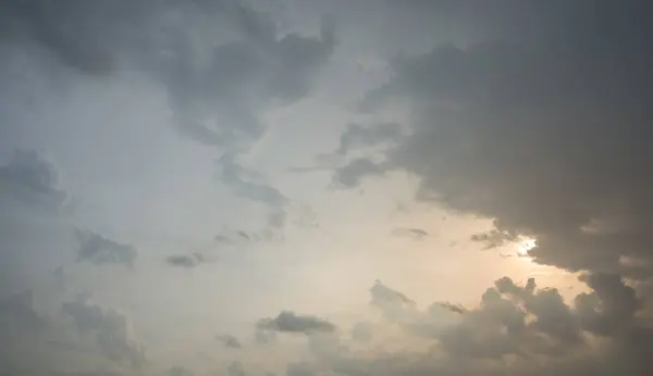 夕方の空と雲のカラフルな写真 — ストック写真
