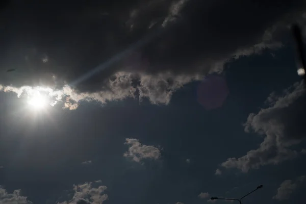 夏には太陽が輝いてください 青い空と雲 — ストック写真