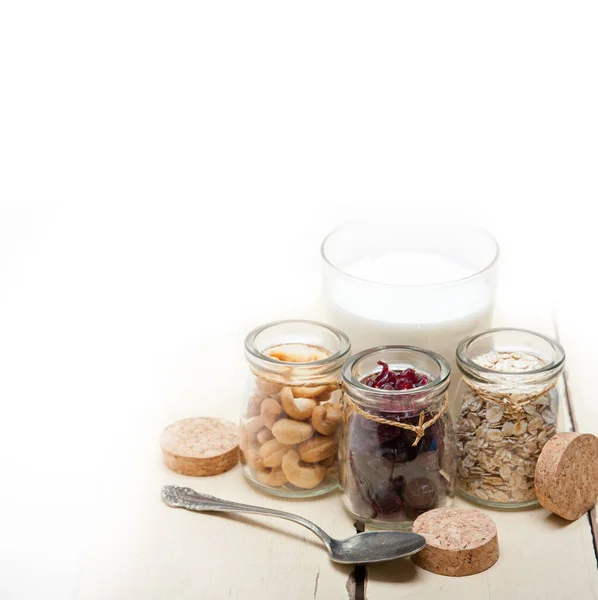 白い背景に隔離されたガラス瓶の中の健康的な朝食成分 — ストック写真