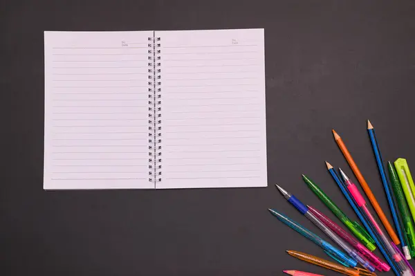 学校教育の概念に戻るノートと文房具 — ストック写真
