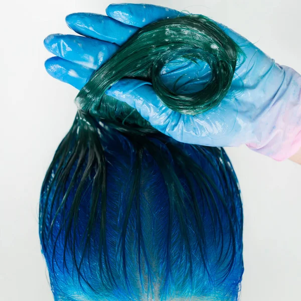 Lavaboda Şampuanla Kadın Saçlarını Yıkamak Özel Bir Duş Eldivenli Kuaförün — Stok fotoğraf