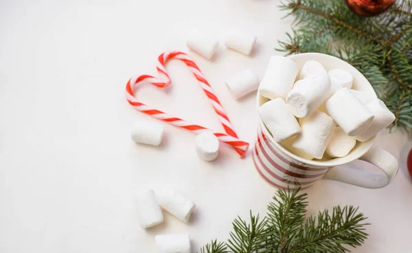 Traditionelle Heiße Schokolade Mit Marshmallows Und Lutschern Auf Weißem Hintergrund — Stockfoto