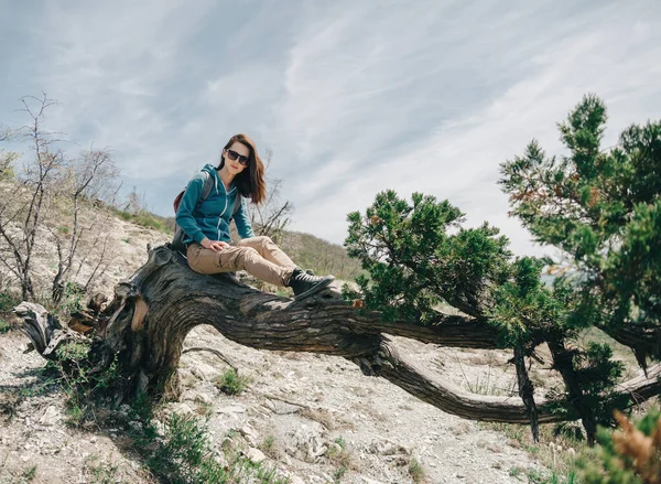 Mädchen Sitzt Auf Fee Alten Baum — Stockfoto