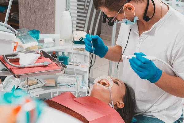 Dentista Usa Escalador Para Remover Tártaro Higiene Oral — Fotografia de Stock