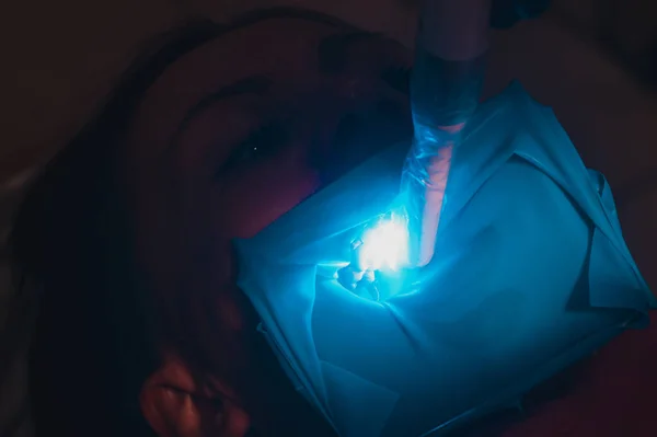 Ультрафиолетовый Свет Стоматологии Лечение Верхних Жевательных Зубов — стоковое фото