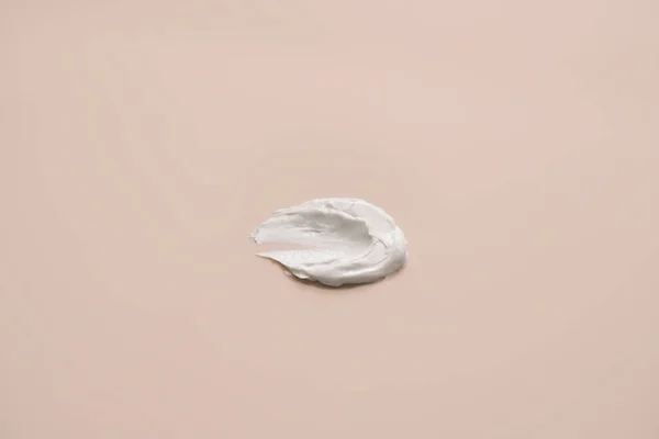 Textura Crema Blanca Delicada Sobre Fondo Beige —  Fotos de Stock