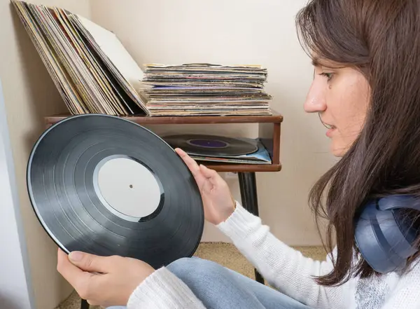 Tocando Discos Vinilo Escuchar Música Tiempo Libre Quedarse Casa — Foto de Stock