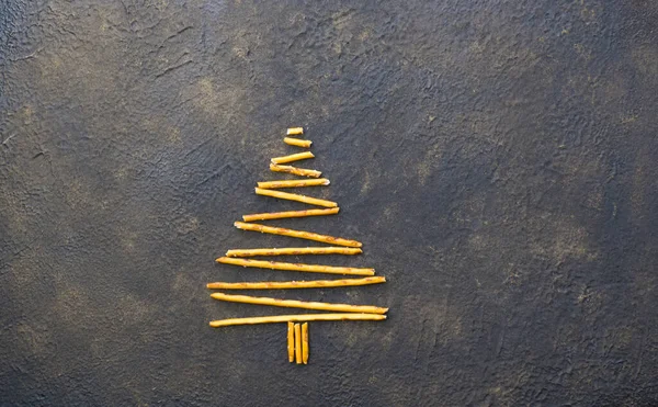 Árvore Natal Feita Biscoitos Palhas Pepero Fundo Textura Preta Vista — Fotografia de Stock