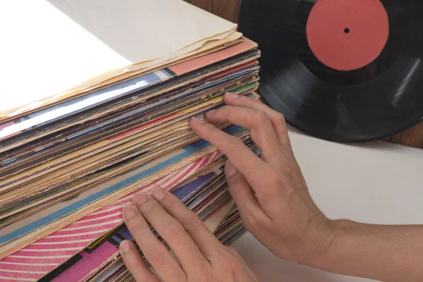 Procházení Kolekce Vinylových Záznamů Hudební Pozadí — Stock fotografie