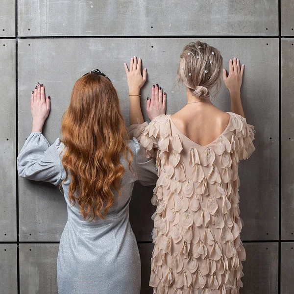Two Girls Standing Wall Rear View Females Lean Hands Wall — Stock Photo, Image