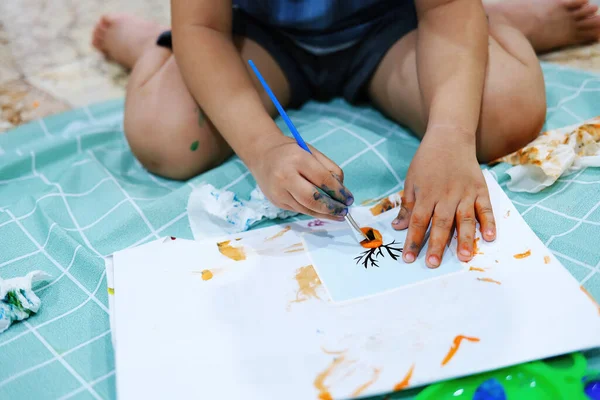 Koncentrálj Papírra Gyerekek Ecset Festeni Akvarell Papírra Hogy Megteremtse Képzelet — Stock Fotó