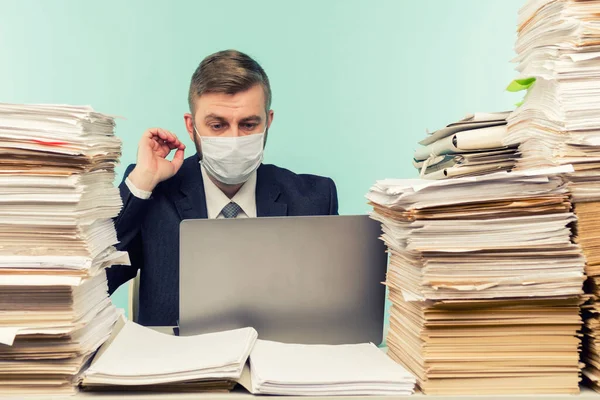 Een Mannelijke Accountant Bedrijfsleider Werkt Een Kantoor Een Pandemie Met — Stockfoto