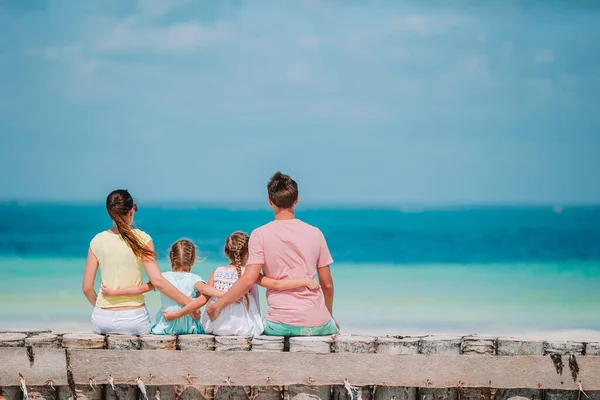 Jonge Familie Vakantie Hebben Veel Plezier — Stockfoto
