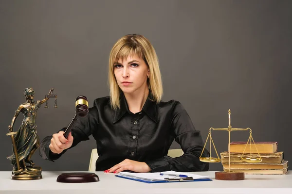 若い女性裁判官がオフィスで働いている — ストック写真