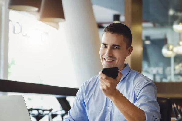 Gerente Marketing Masculino Usando Telefone Para Falar Com Empresa Capital — Fotografia de Stock